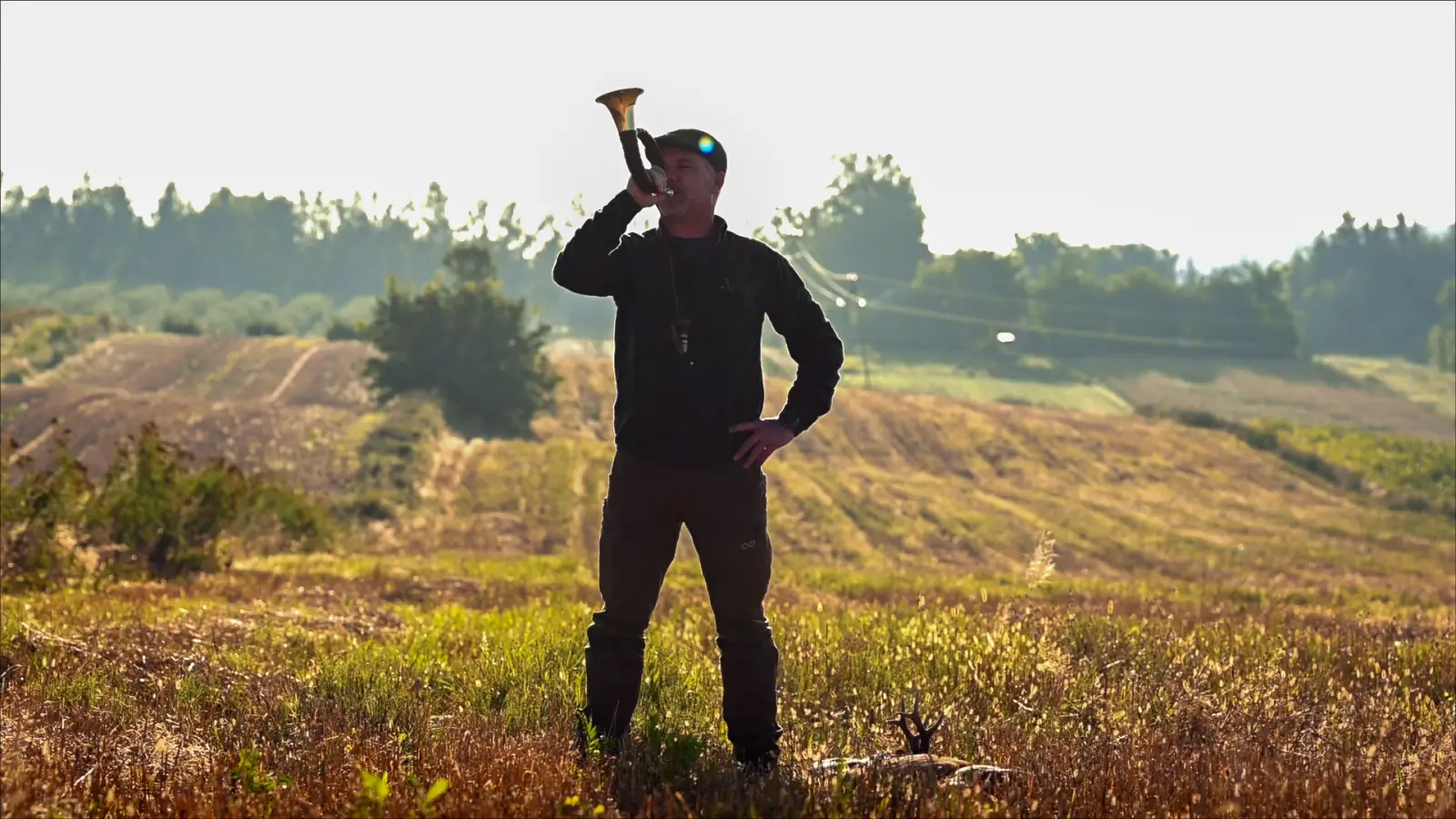 Jäger beim Verblasen mit dem Jagdhorn