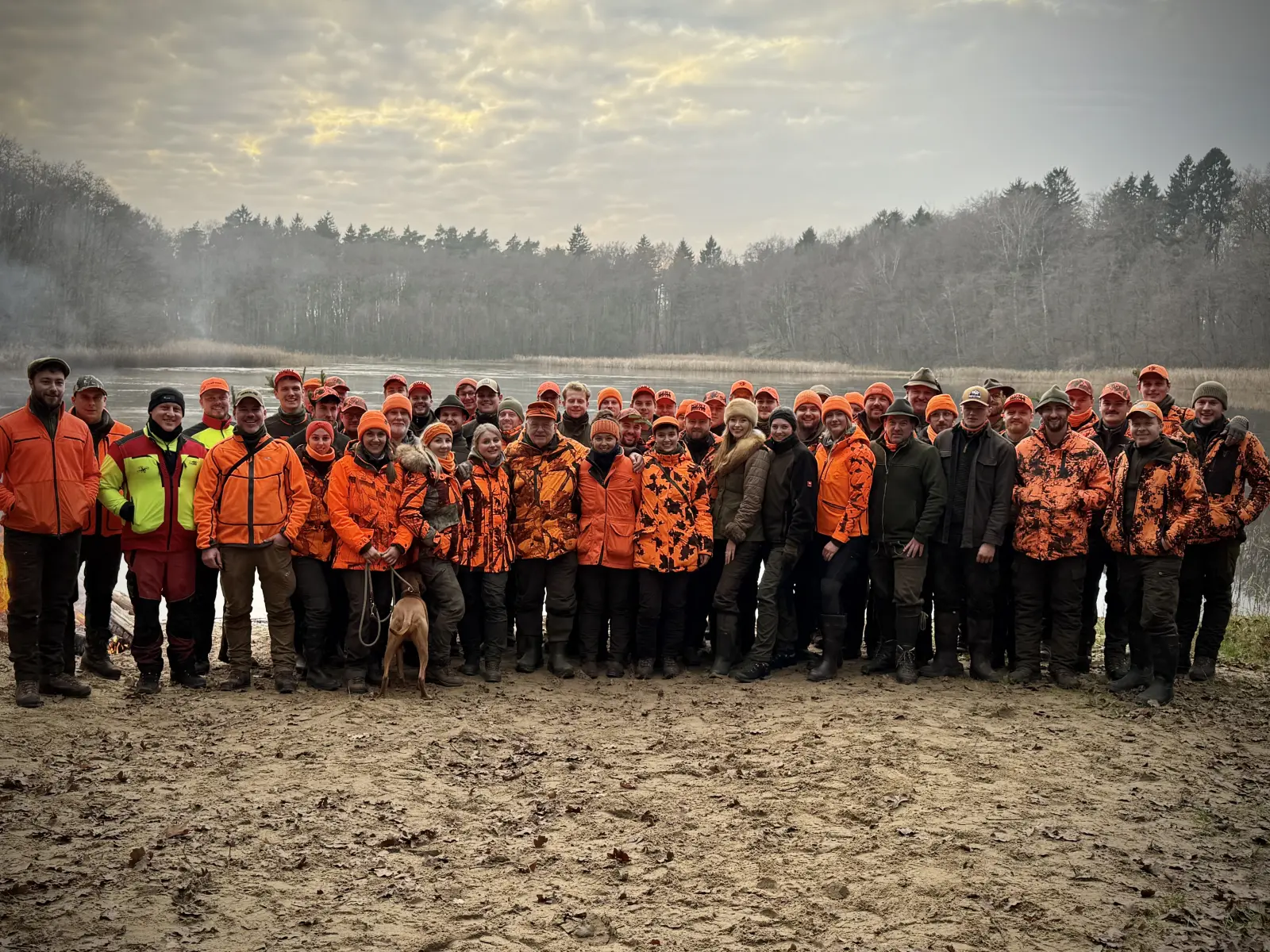 Die Hunt on Demand Gemeinschaft – Gruppenbild auf einer Drückjagd
